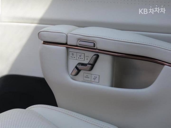 Lexus LM 500h Executive 9