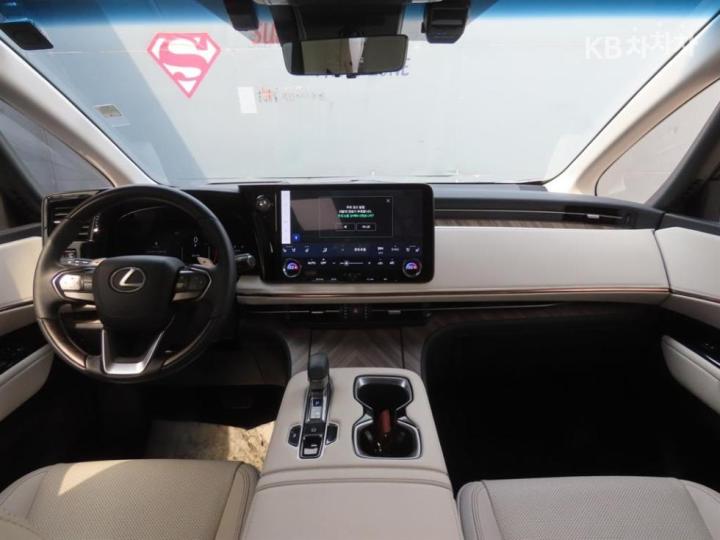 Lexus LM 500h Executive 10