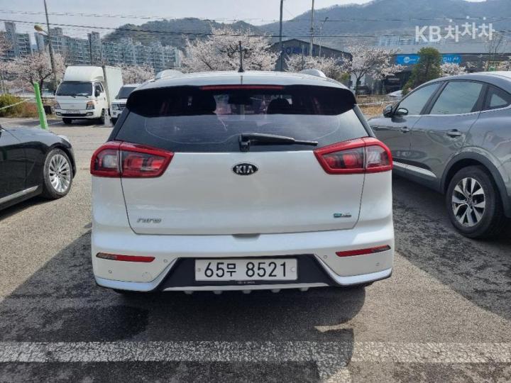 Kia Niro 1.6 Prestige 6