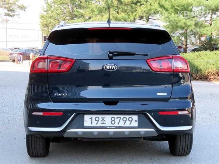 Kia Niro 1.6 Prestige 5