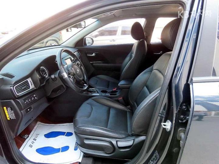 Kia Niro 1.6 Prestige 6