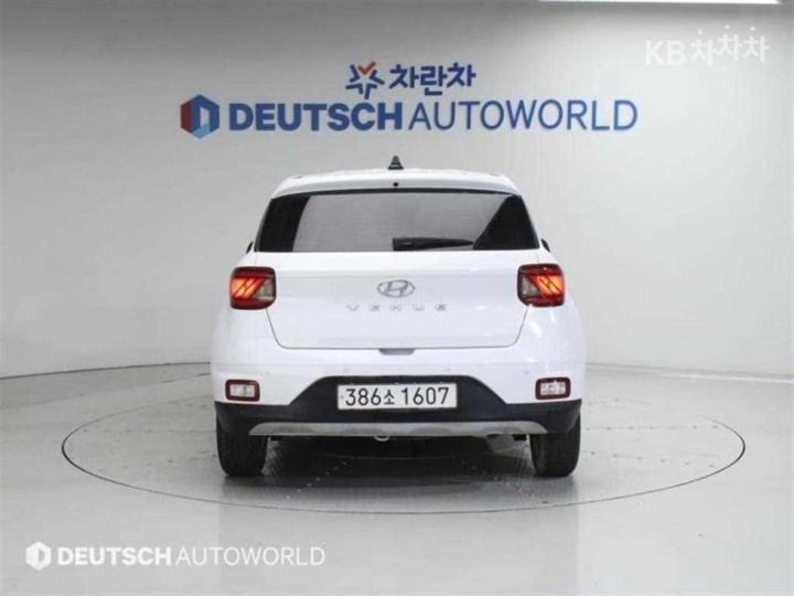 Hyundai Venue Gasoline 1.6 Smart 5