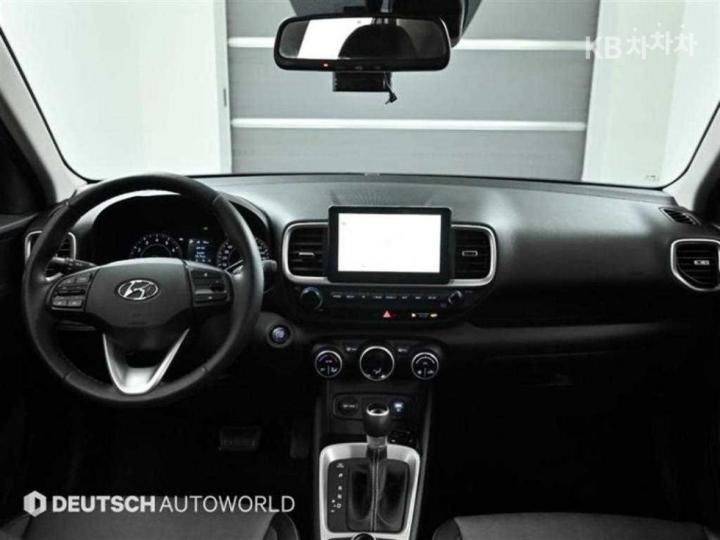 Hyundai Venue Gasoline 1.6 Smart 8