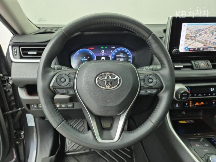 Toyota RAV4 2.5 4WD Hybrid Base Type 10