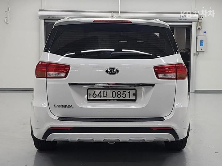 Kia Carnival 2.2 Diesel Prestige 4