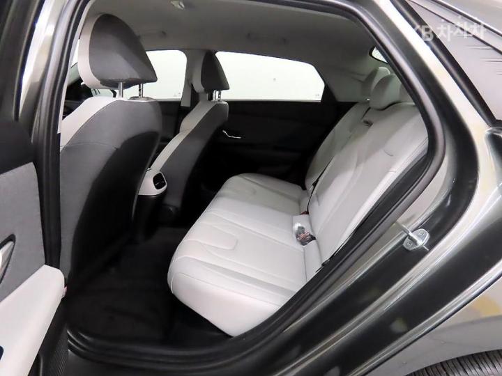 Hyundai Avante Hybrid CN7 Inspiration 7