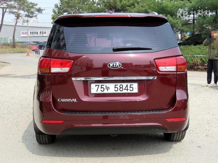 Kia Carnival 2.2 Diesel Luxury 5