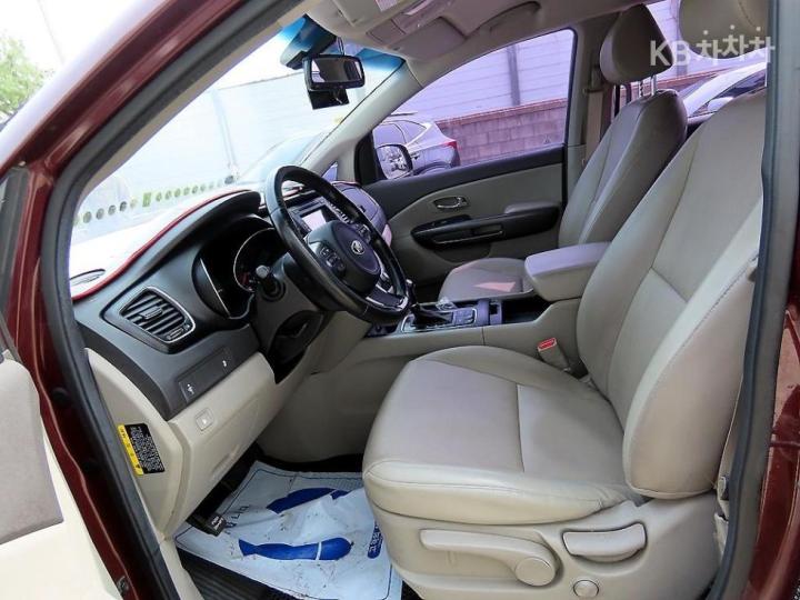 Kia Carnival 2.2 Diesel Luxury 6