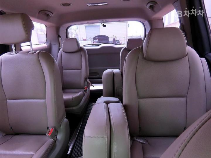 Kia Carnival 2.2 Diesel Luxury 8