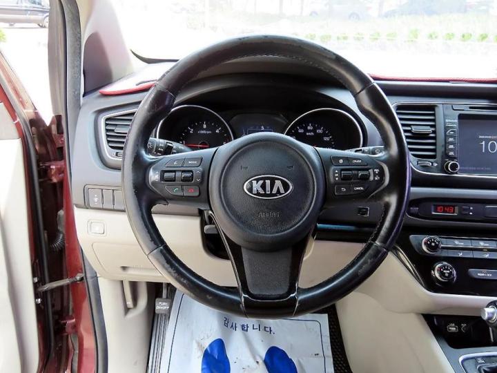 Kia Carnival 2.2 Diesel Luxury 10