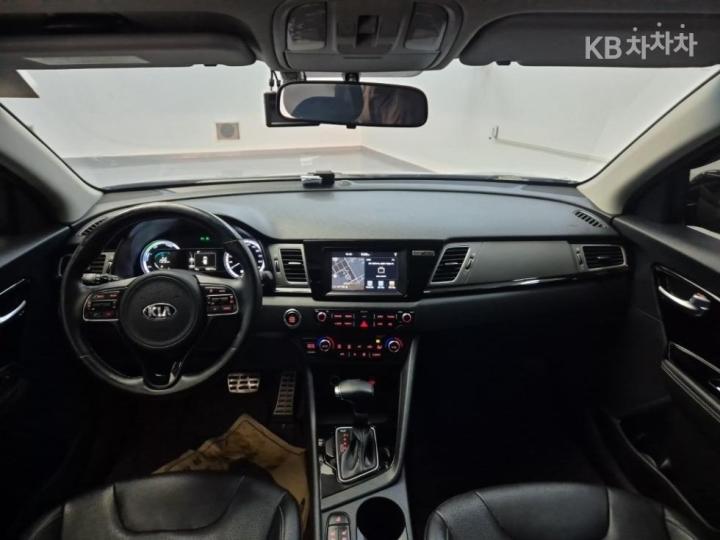 Kia Niro 1.6 Prestige 8