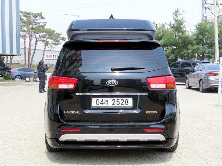 Kia Carnival 2.2 Diesel High Limousine President 5