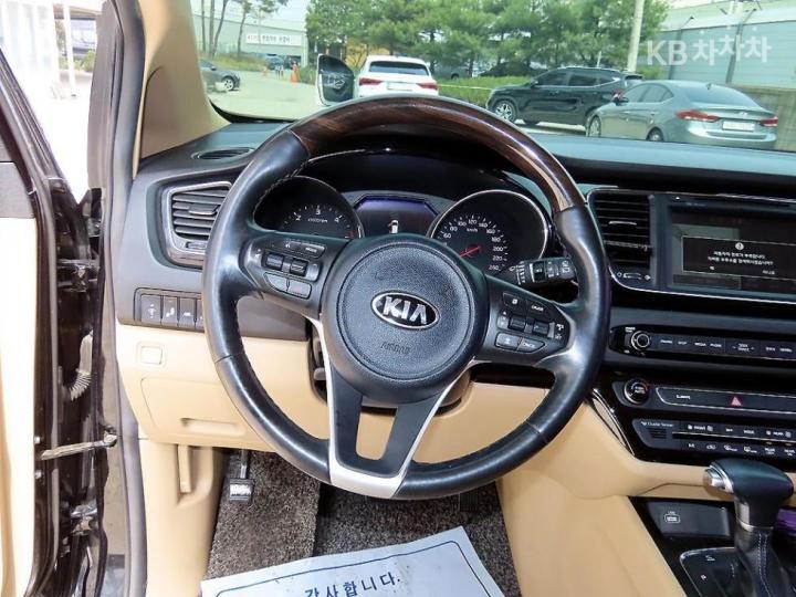 Kia Carnival 2.2 Diesel High Limousine President 9