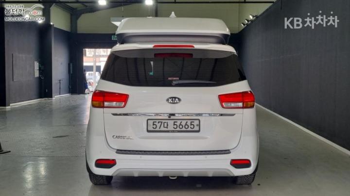 Kia Carnival 2.2 Diesel High Limousine Prestige High Roof 5