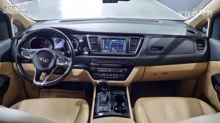 Kia Carnival 2.2 Diesel High Limousine Prestige High Roof 8