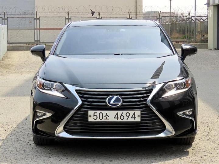 Lexus ES New 300h Supreme