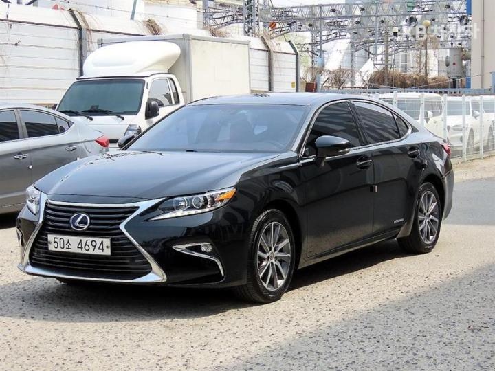 Lexus ES New 300h Supreme 3