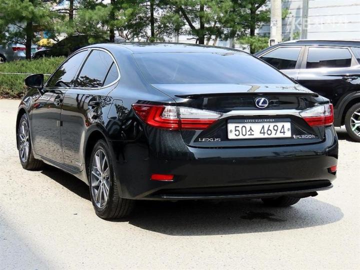 Lexus ES New 300h Supreme 4