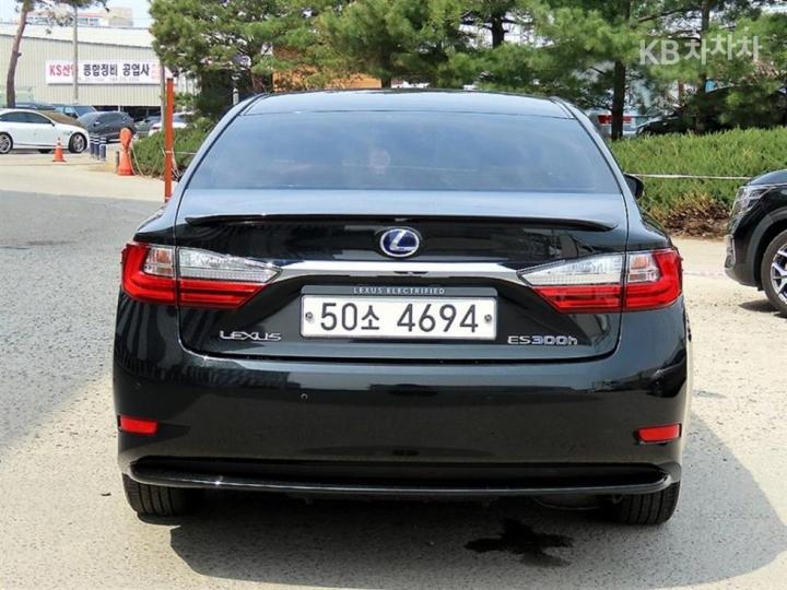 Lexus ES New 300h Supreme 5