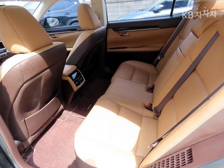 Lexus ES New 300h Supreme 7