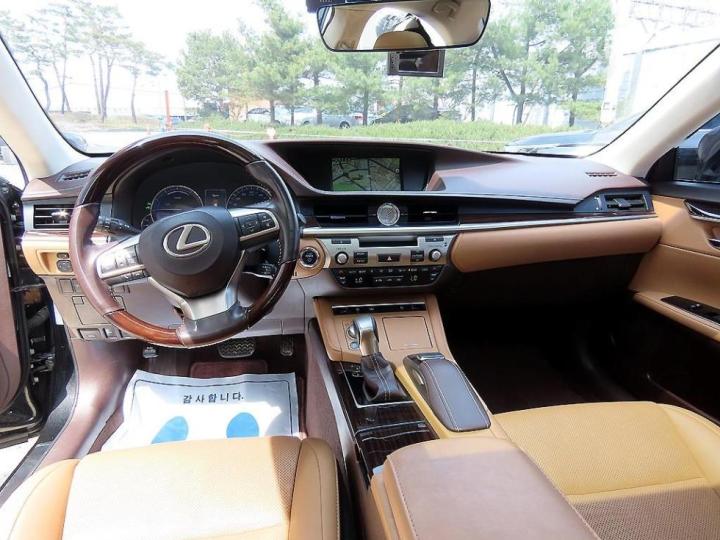 Lexus ES New 300h Supreme 8