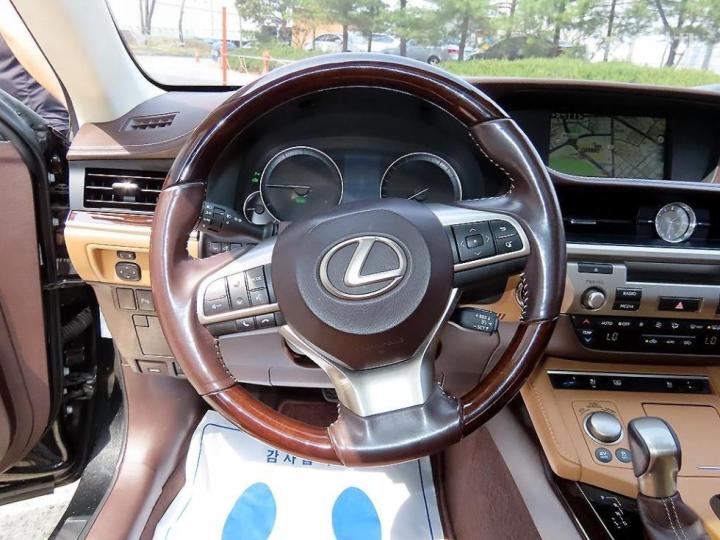 Lexus ES New 300h Supreme 9