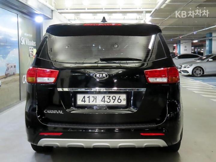 Kia Carnival 2.2 Diesel Prestige 6