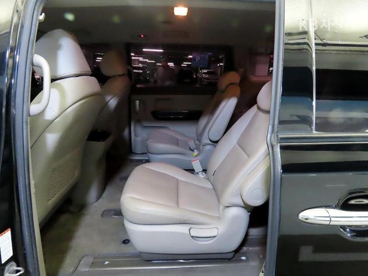 Kia Carnival 2.2 Diesel Prestige 8