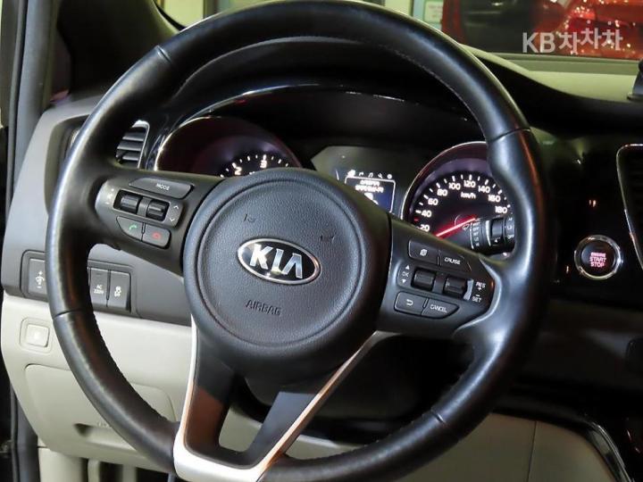 Kia Carnival 2.2 Diesel Prestige 9
