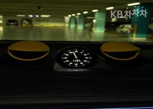 Porsche Macan EV 4S Base Type 9