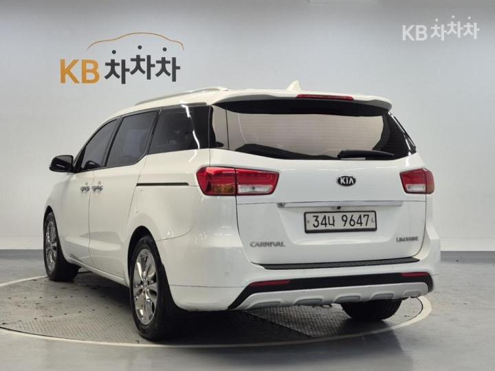 Kia Carnival 2.2 Diesel Limousine Magic Space 3