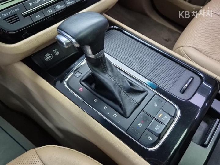 Kia Carnival 2.2 Diesel Limousine Magic Space 9