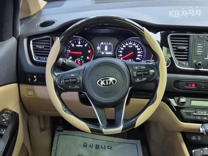 Kia Carnival 2.2 Diesel Limousine Magic Space 10