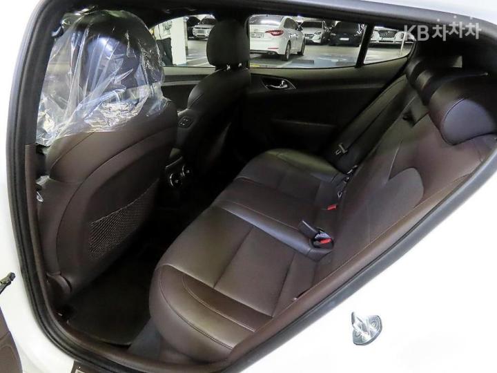 Kia Stinger 2.0 Turbo 2WD Platinum 8