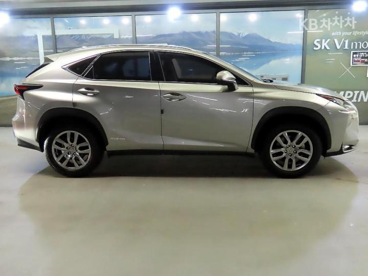 Lexus NX 300h Supreme 4