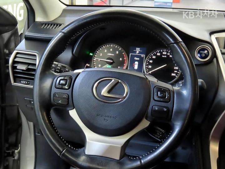 Lexus NX 300h Supreme 9