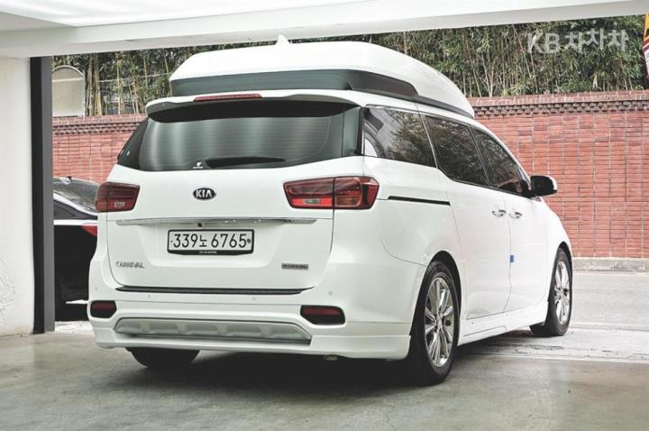 Kia Carnival High Limousine 2.2 Diesel Prestige 4