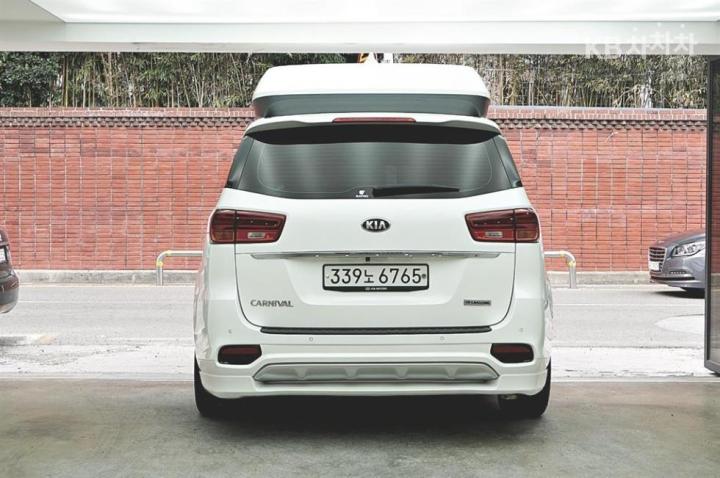 Kia Carnival High Limousine 2.2 Diesel Prestige 5