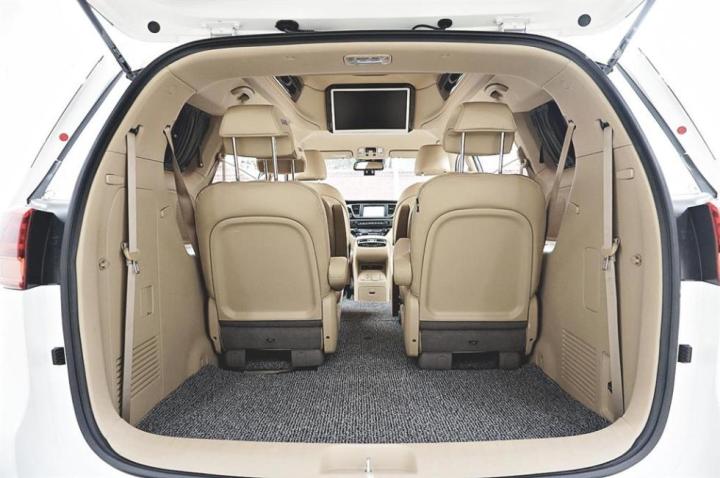 Kia Carnival High Limousine 2.2 Diesel Prestige 6