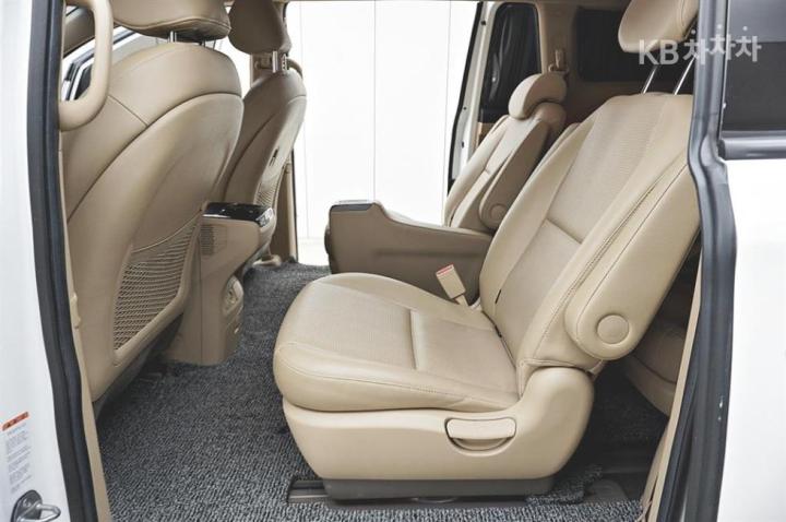 Kia Carnival High Limousine 2.2 Diesel Prestige 8