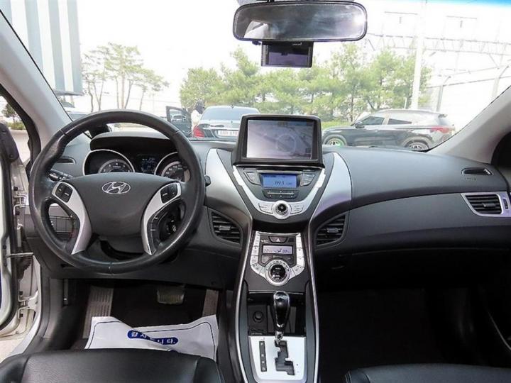 Hyundai Avante MD M16 GDi LUXURY 8