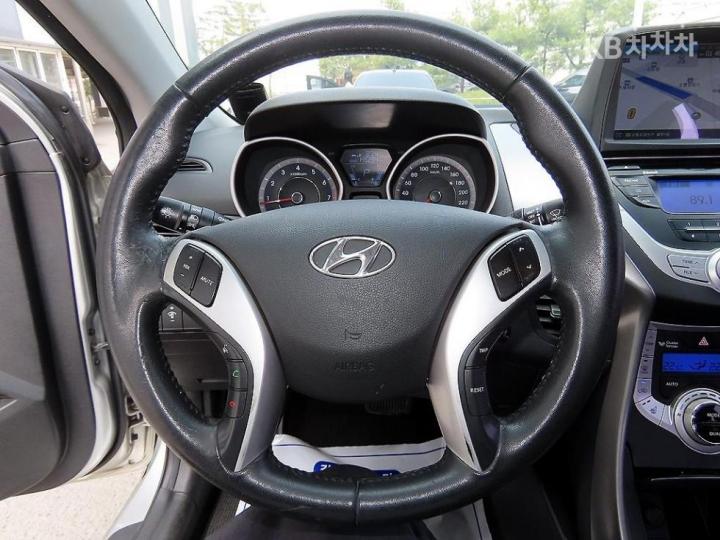 Hyundai Avante MD M16 GDi LUXURY 9
