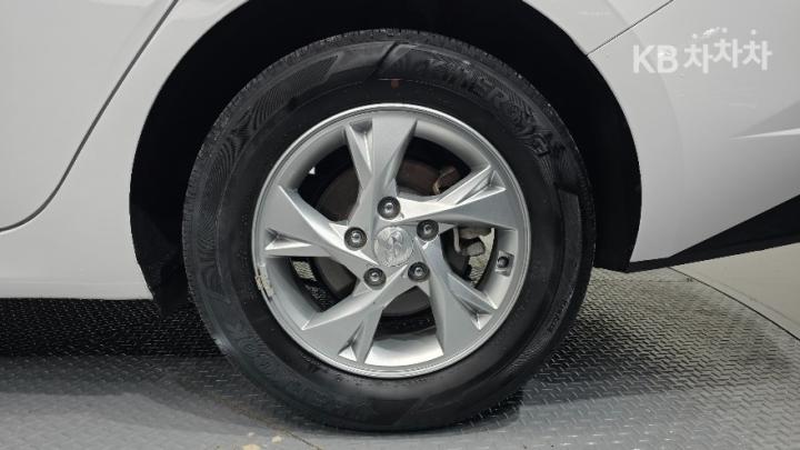 Hyundai Avante CN7 1.6 LPi Smart 6