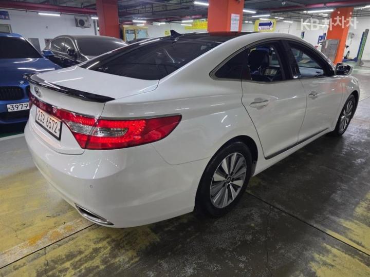 Hyundai Grandeur Hybrid Premium 5