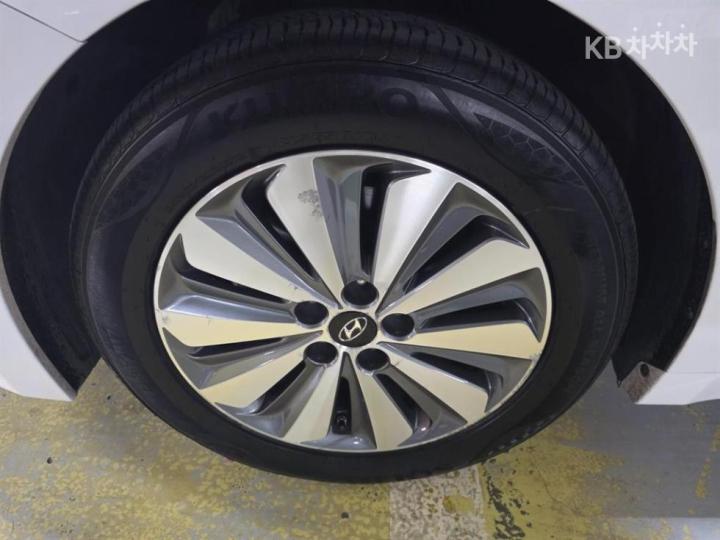 Hyundai Grandeur Hybrid Premium 6