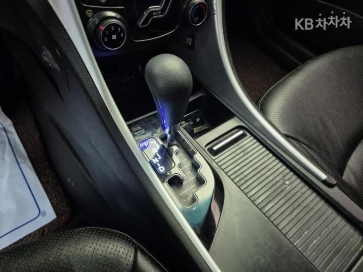 Hyundai Sonata YF LPi Luxury 9