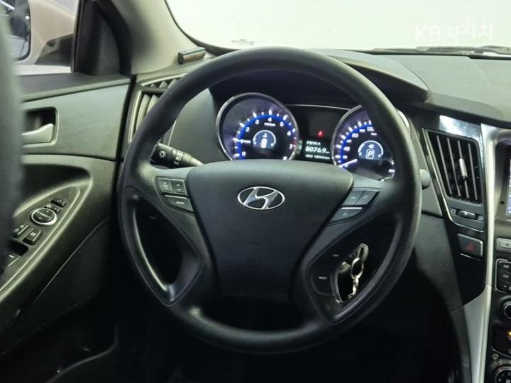 Hyundai Sonata YF LPi Luxury 10
