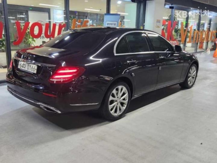 Mercedes-Benz E-Class W213 E220d Exclusive 4