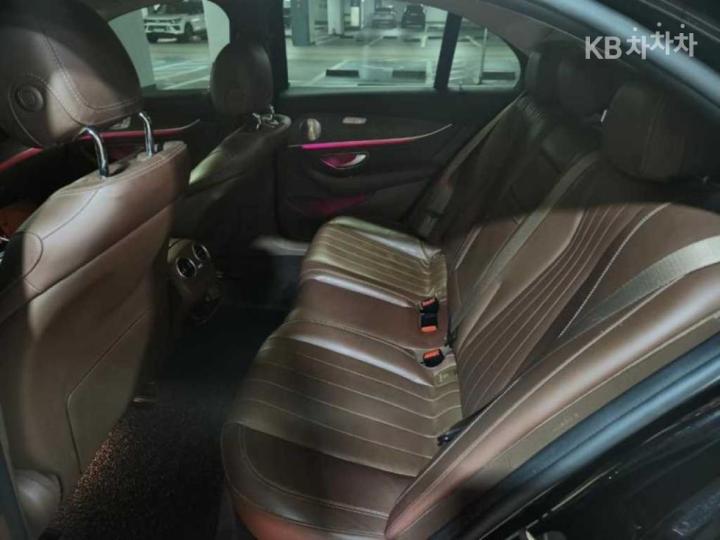 Mercedes-Benz E-Class W213 E220d Exclusive 6