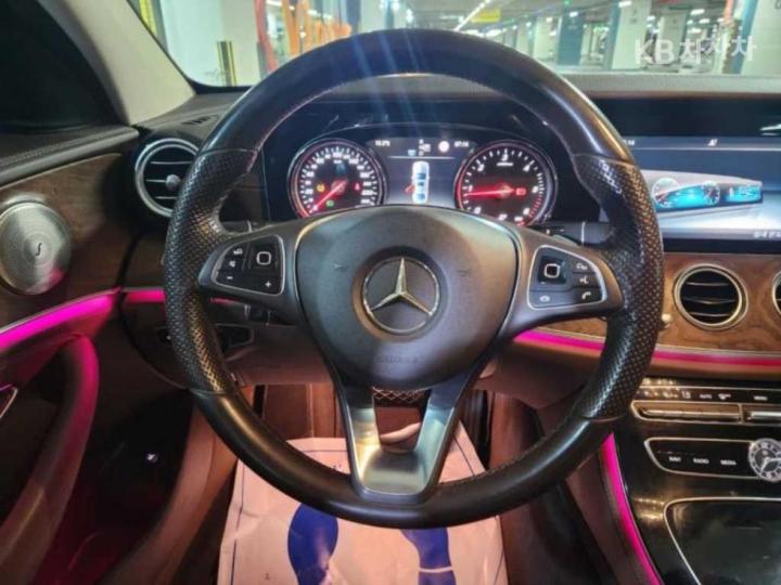 Mercedes-Benz E-Class W213 E220d Exclusive 8